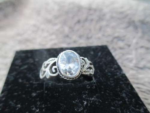 VINTAGE SOLID STERLING SILVER RING SET WITH A BEAUTIFUL GEM